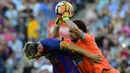 Penyerang Barcelona, Lionel Messi, duel udara dengan kiper Deportivo, German Dario Lux, pada laga La Liga di Stadion Nou Camp, Barcelona, Sabtu (15/10/2016). Barcelona menang 4-0 atas Deportivo. (AFP/Lluis Gene)