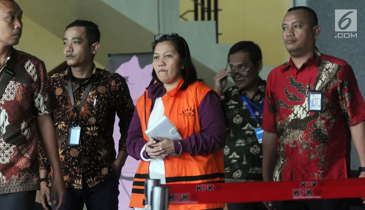Orang kepercayaan Anggota DPR Bowo Sidik Pangarso, Indung (tengah) usai menjalani pemeriksaan di Gedung KPK, Jakarta, Jumat (5/4). Indung diperiksa sebagai tersangka terkait kasus dugaan suap kerja sama pengangkutan pupuk melalui kapal. (merdeka.com/Dwi Narwoko)