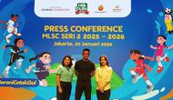 Program Director MilkLife Soccer Challenge, Teddy Tjahjono (tengah), diapit Vanessa Ingrid Pamela selaku Group Brand Head Dairy PT Global Dairi Alami dan Merlin selaku Direktur PT Bayan Resources Tbk, dalam konferensi pers digelarnya putaran kedua MillkLife Soccer Challenge (MLSC) 2025/2026. (Bola.com/Roby Dian)