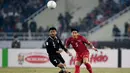 Meski banyak yang jengkel dan mencibir kelakuanya di lapangan namun Doan Van Hau sukses membungkam mereka semua dengan penampilan solid dan membawa Vietnam hingga ke partai final Piala AFF 2022. (AFP/Nhac Nguyen)