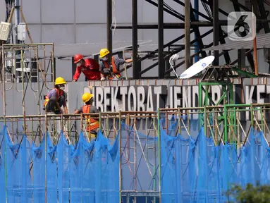 Pekerja melakukan perawatan gedung bertingkat di Jakarta, Rabu (28/7/2021). Menteri Koordinator Bidang Perekonomian Airlangga Hartarto mengungkapkan selain pekerja di wilayah PPKM Level 4, subsidi upah juga akan diberikan kepada pekerja di wilayah PPKM Level 3. (Liputan6.com/Angga Yuniar)