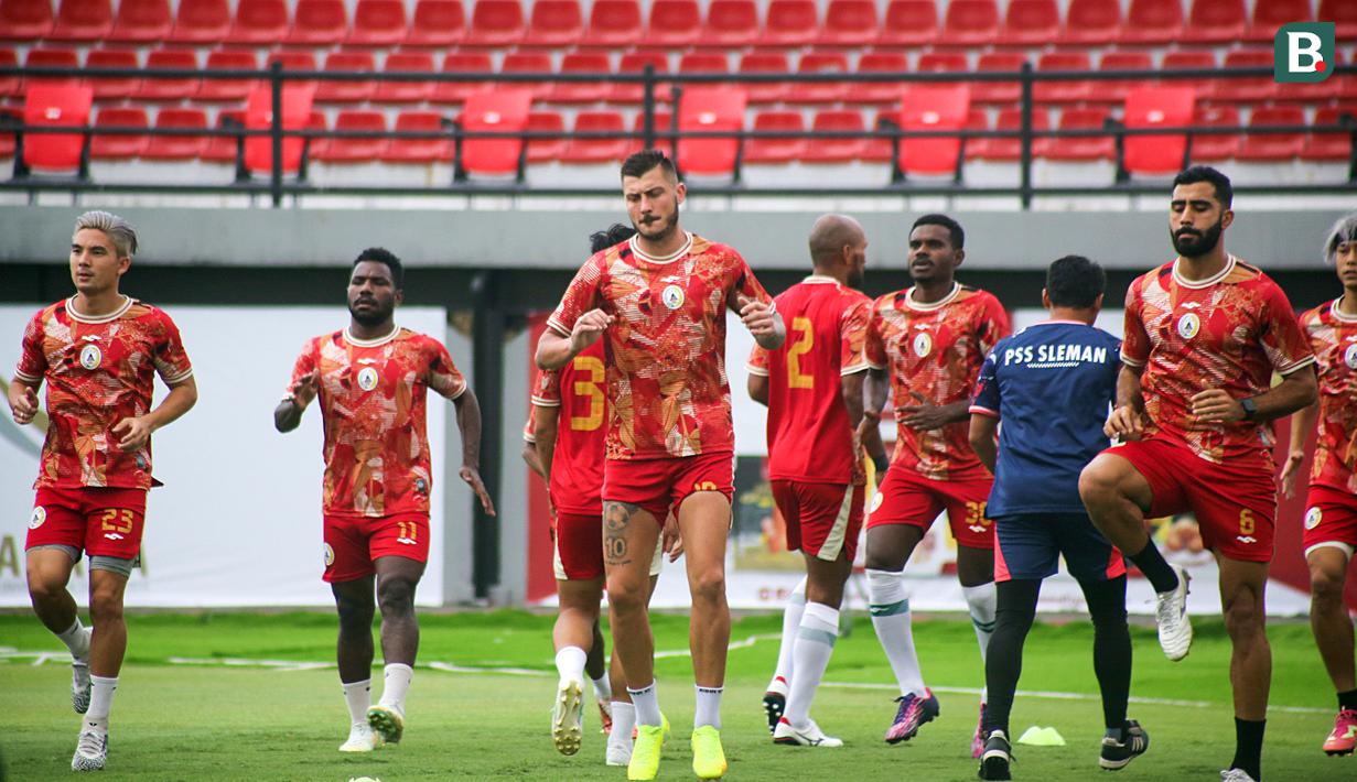 Pemain PSS Sleman, Yevhen Bokhashvili (tengah) dan Kim Jeffry Kurniawan (kiri) terlihat antusias saat latihan resmi PSS Sleman di Stadion Kapten I Wayan Dipta, Bali, Jumat (30/6/2023). (Bola.com/Alit Binawan)