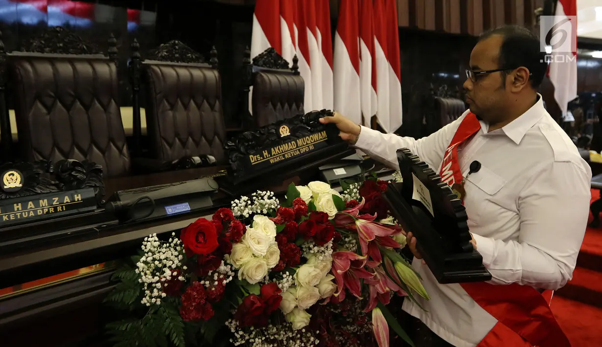 Sejumlah pegawai melakukan gladi resik di Gedung Kura-Kura di Kompleks Parlemen Senayan, Jakarta, Kamis (15/8/2019). Gladi tersebut dilakukan untuk persiapan menjelang pidato presiden dalam rangkaian sidang tahunan MPR, DPR dan DPD 16 Agustus 2019 mendatang. (Liputan6.com/Johan Tallo)