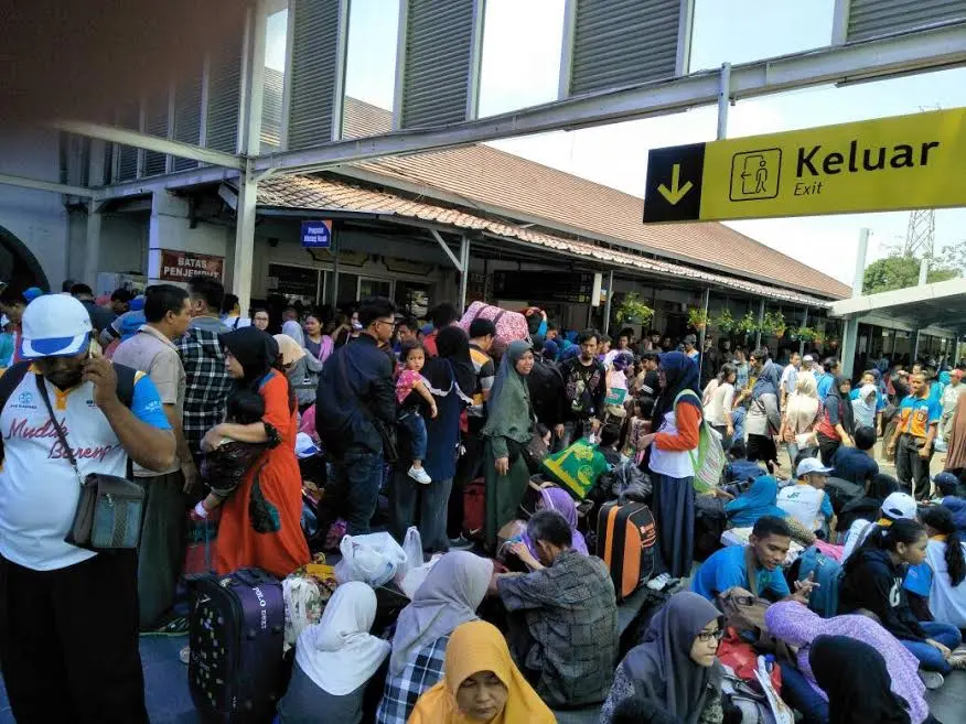 Jumlah penumpang kereta api di Stasiun Pasar Senen, Jakarta terus naik jelang momen mudik Lebaran. (Liputan6.com/Septian Deny)