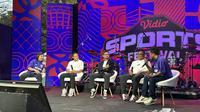 Bambang Pamungkas, Firman Utina, dan Atep dalam talkshow "Peluit Panjang" Vidio Sports Festival di Plaza Festival Senayan, Jakarta Pusat, pada Minggu (19/10/2025). (Bola.com/Muhammad Adiyaksa)