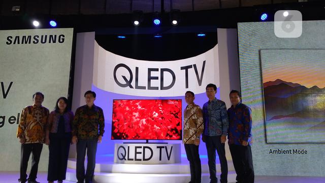 Jae Hoon Kwon President Samsung Electronics Indonesia (ketiga dari kiri) dan jajaran meluncurkan TV QLED Samsung
