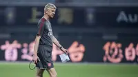 Pelatih Arsenal, Arsene Wenger, memimpin latihan anak asuhnya di Shanghai, Selasa (18/7/2017). Arsenal akan menghadapi Bayern Munchen pada laga International Champions Cup. (AFP/Johannes Eisele)