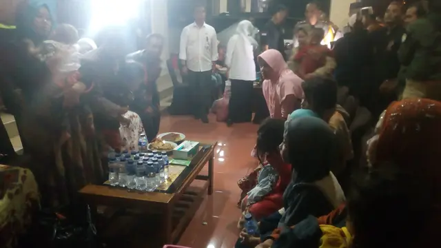 Para korban gempa Donggala-Palu tengah beristirahat di Mapolres Garut