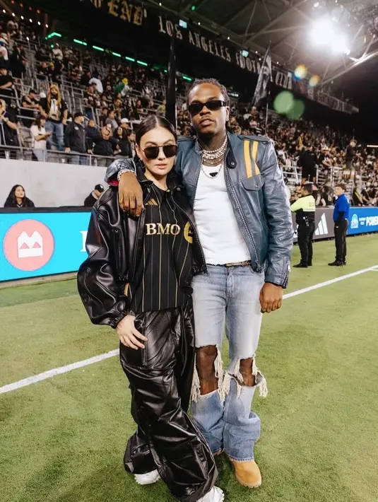 Agnez Mo konsisten dengan oversized yang padukan jersey dengan setelan jaket dan celana lateks [@agnezmo]