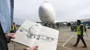 Seniman Jeff Barlow dari departemen kreatif Boeing memamerkan sketsa pesawat Boeing 747 terakhir dalam sebuah upacara untuk menandai pengirimannya, di Boeing Future of Flight Museum di Everett, Washington, pada 31 Januari 2023. Boeing mengirimkan pesawat seri 747 terakhir mereka ke Atlas Air, Selasa sore. (Jason Redmond / AFP)