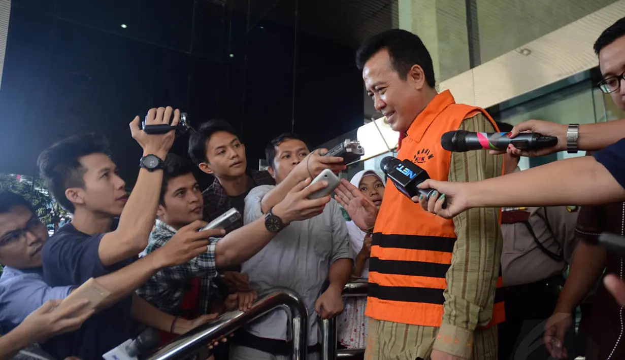 Beberapa menit setelahnya, Bupati Karawang Ade Swara yang mendekam di rutan Guntur datang mengenakan kemeja cokelat berompi tahanan KPK, Jakarta, Selasa (5/8/14). (Liputan6.com/Miftahul Hayat)