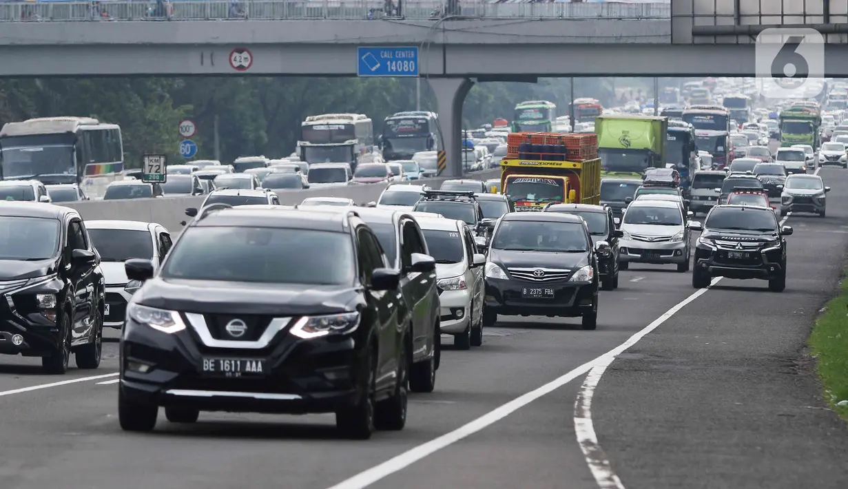 Terlebih karena faktor cuaca, contra flow baru bisa dilaksanakan sekitar pukul 22.45 WIB pada Rabu 19 April 2023, sehingga akhirnya opsi dipilih adalah melakukan penerapan one way hingga batas akhirnya siang ini. (Liputan6.com/Herman Zakharia)