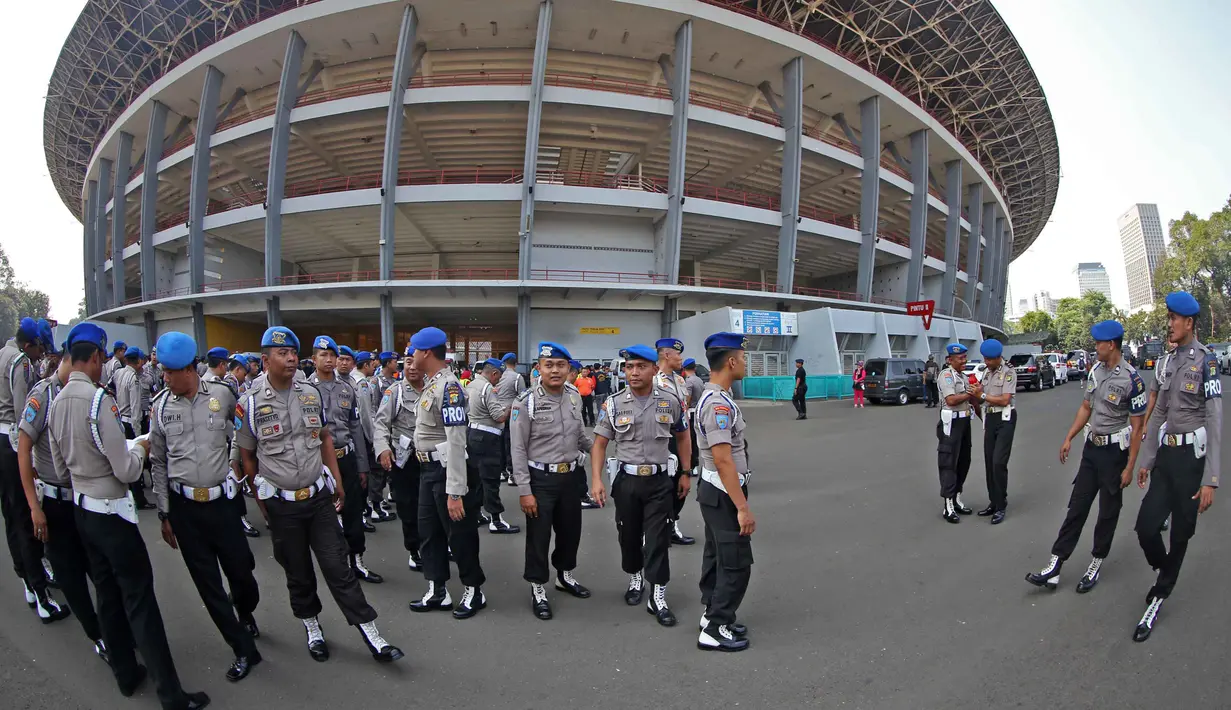 Pengamanan gabungan Polri dan TNI di Stadion GBK, Jakarta, Sabtu (17/10/2015), Pengamanan ini bertujuan untuk membuat suporter dan penonton merasa aman saat partai Final Piala Presiden berlangsung. (Bola.com/Nicklas Hanoatubun).