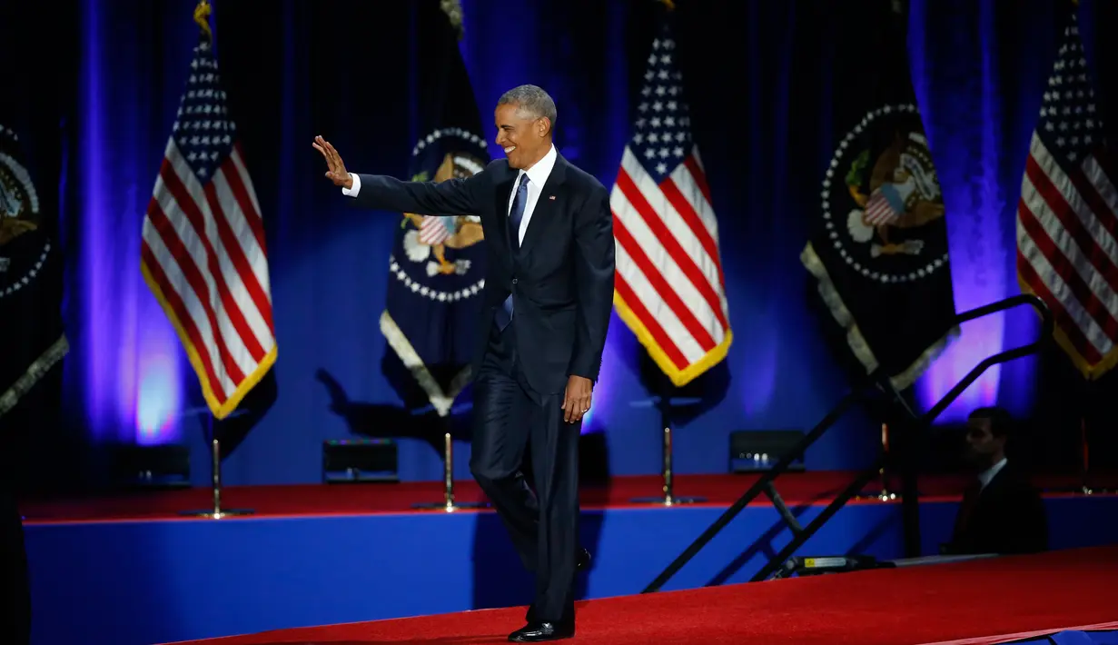 Presiden AS Barack Obama melambaikan tangan sesaat sebelum menyampaikan pidato perpisahannya sebagai pemimpin negara di Chicago, Selasa (10/1). Pidato perpisahan presiden menjadi tradisi dalam politik Negeri Abang Sam. (AP Photo/Charles Rex Arbogast)