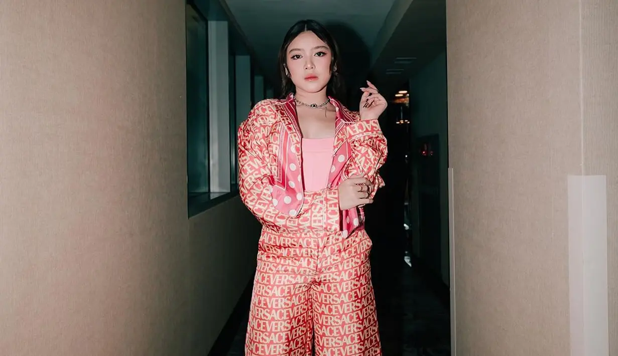 Nama Tiara Andini diumumkan masuk dalam nominasi MTV EMA 2023. Penyanyi jebolan Indonesian Idol ini pun masuk dalam nominasi Best Asia Act mewakili Indonesia. (Liputan6.com/IG/@tiaraandini)