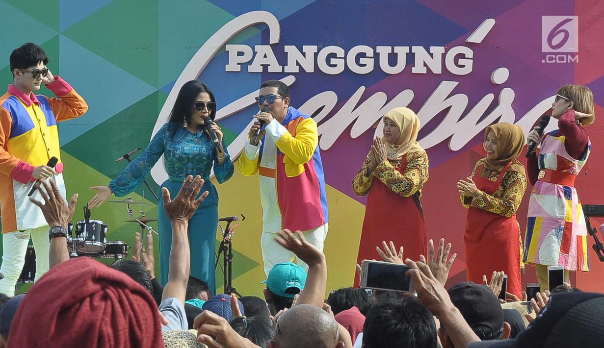 Penyanyi dangdut Rita Sugiarto (dua kiri) saat tampil dalam Panggung Gembira di Semarang, Jawa Tengah, Sabtu (15/12). Selain Rita, acara ini juga dimeriahkan oleh artis Dangdut Academy dan Bintang Pantura. (Liputan6.com/Gholib)
