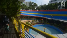 Seorang wanita melintas di Terowongan Penyeberangan Orang (TPO) di Kota Tua, Jakarta, Sabtu (12/5). Berbagai macam hiasan bernuansa Ramadan terpampang di TPO ini. (Medeka.com/Imam Buhori)