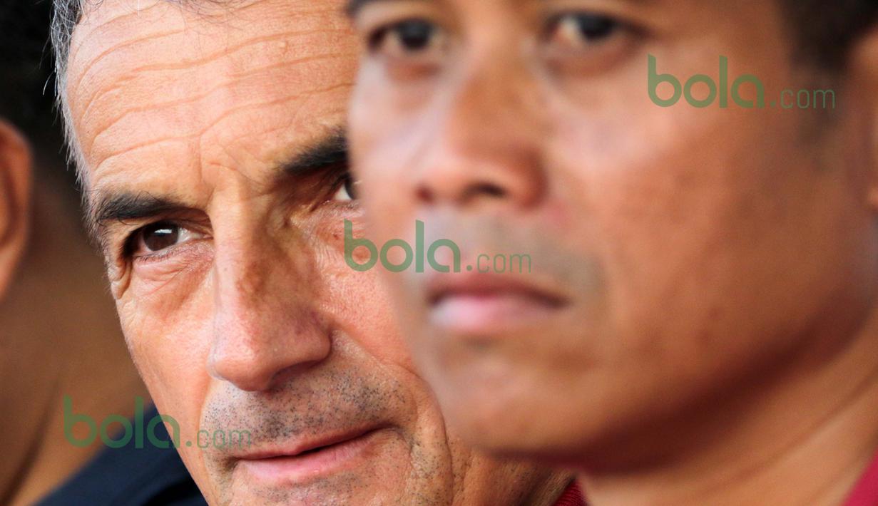 Milomir Seslija, pelatih Arema Cronus pada laga melawan Persib Bandung di turnamen sepak bola Bali Island 2016 di Stadion Kapten I Wayan Dipta, Gianyar, Bali Selasa (23/2/2016). (Bola.com/Peksi Cahyo)