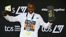 Pelari Kenya, Sabastian Sawe mengangkat trofi setelah memenangkan ajang London Marathon 2025 di London, Inggris, Sabtu (27/04/2025) waktu setempat. (AFP/Justin Tallis)