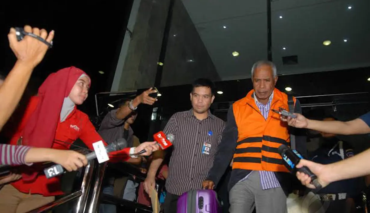 Bupati Biak Numfor Yesaya Sombuk saat meninggalkan Gedung KPK (Liputan6.com/Miftahul Hayat)
