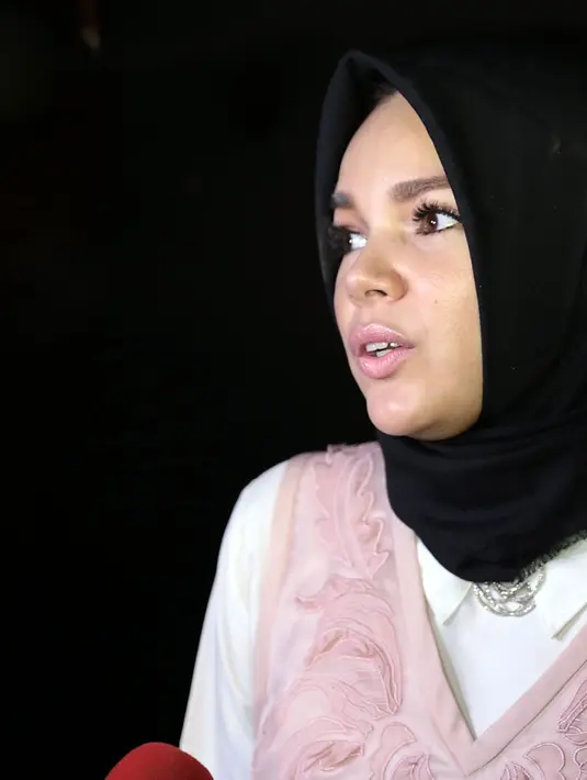 "Alhamdulillah periksa ke dokter sudah, tapi dia (dokter) bilang semuanya normal dan masih bisa (punya anak)," ungkap Dewi Sandra saat ditemui di kawasan Bintaro, Tangerang Selatan, Jumat (9/6/2017). (Deki Prayoga/Bintang.com)