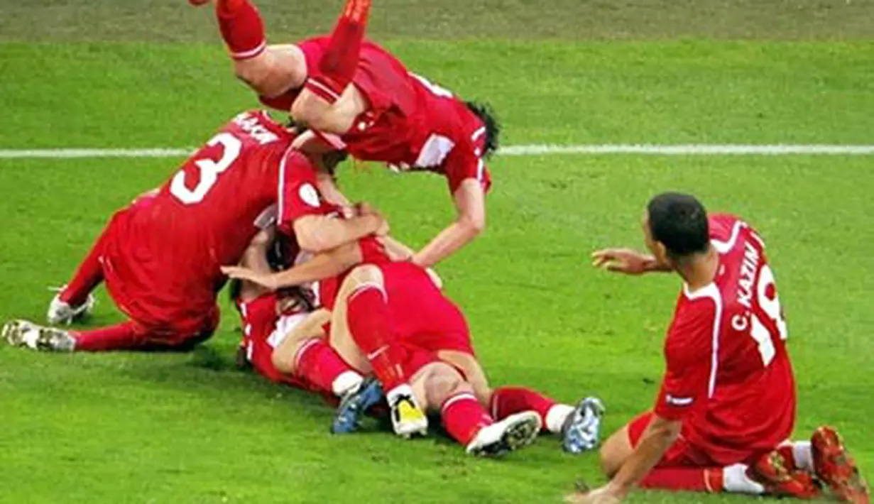 Turkish players celebrate after forward Nihat Kahveci (on the ground) scored during the Euro 2008 final group A match Turkey vs. the Czech Republic on June 15, 2008 at the Stade de Geneve, in Geneva. Turkey won the match 3-2. AFP PHOTO / FABRICE COFFRINI