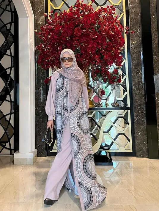 Selain mengubah penampilan menjadi kian religius, istri dari Fahmi Darmawan itu juga mengubah kebiasaannya dalam menjalani kehidupan sehari-hari. Ia mulai memperdalam ilmu agama, terlihat dari setiap caption unggahannya yang menyertakan potongan ayat Al-Qur'an dan kutipan dari tokoh besar Islam. (Liputan6.com/IG/@inekekoes)
