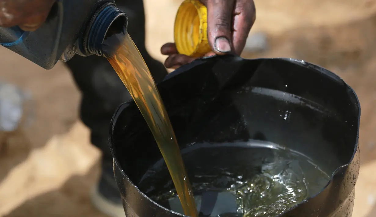 Untuk meningkatkan kualitas dari produk pirolisis, diperlukan sebuah pemilahan sampah yang baik antara sampah plastik dan sampah organik karena kandungan air dari limbah organik akan mempengaruhi hasil proses tersebut. (BASHAR TALEB/AFP)