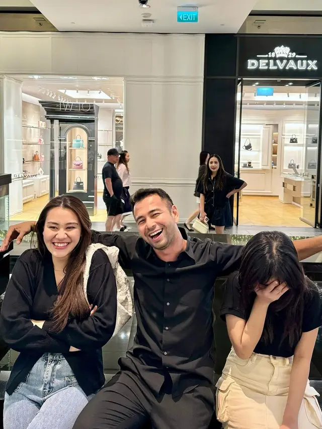 6 Potret Fuji dan Aaliyah Massaid Duduk Bareng saat ke Singapura Ini Curi Perhatian