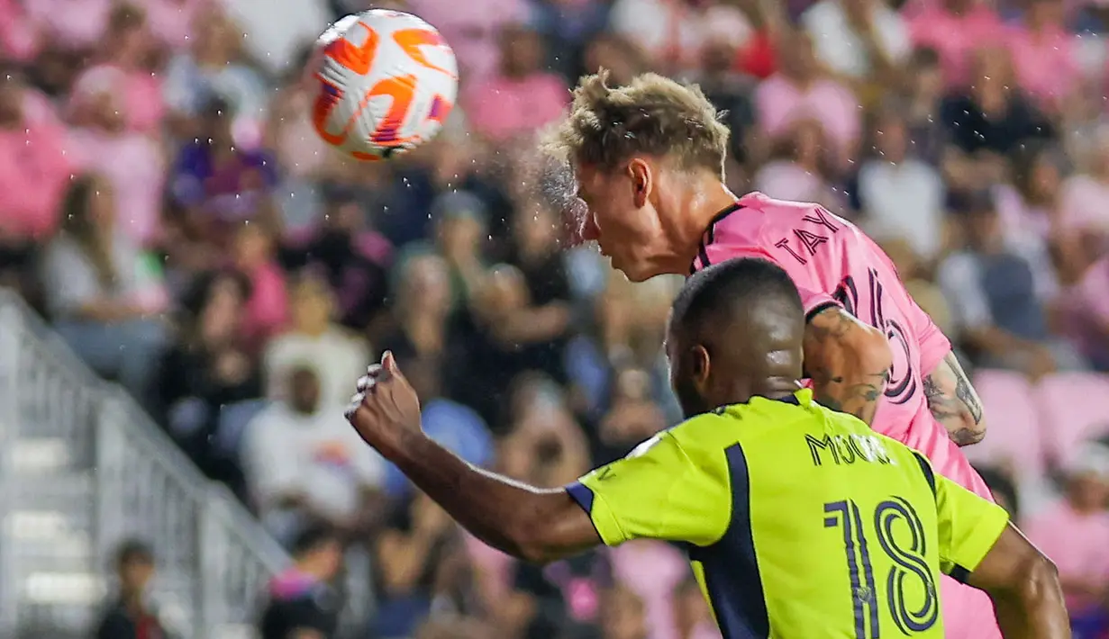 Pemain Inter Miami, Robert Taylor berusaha mencetak gol ke gawang Nashville melalui sundulannya pada laga leg kedua 16 besar Concacaf Champions Cup di Chase Stadium, Fort Lauderdale, Florida, Kamis (14/03/2024) WIB. (AFP/Getty Images/Chris Arjoon)