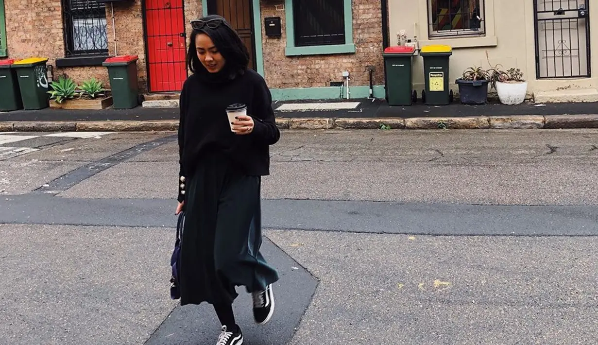 Meski pakai outift serba hitam, Nabila Faisal tetap cantik dan memesona. Pdukan turtle neck warna hitam dan rok senada, gaya chic Nabila makin lengkap dengan sepatu kets. (Liputan6.com/IG/@fastynabila)