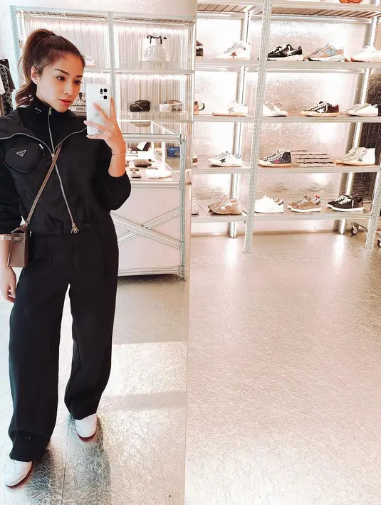 Lewat foto-foto mirror selfie-nya, terlihat OOTD Nikita Willy yang simpel namun tetap kece. [Foto: IG/nikitawillyofficial94].