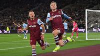 Pemain West Ham United, Jarrod Bowen (kanan) melakukan selebrasi setelah mencetak gol ke gawang Brentford pada laga lanjutan Liga Inggris 2023/2024 di London Stadium, London, Inggris,Selasa (27/02/2024) dini hari WIB. (AFP/Glyn Kirk)