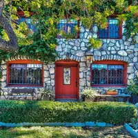 Rumah memesona yang ternyata buah karya seorang tunanetra, Elmer Reavis. (Realtor.com)