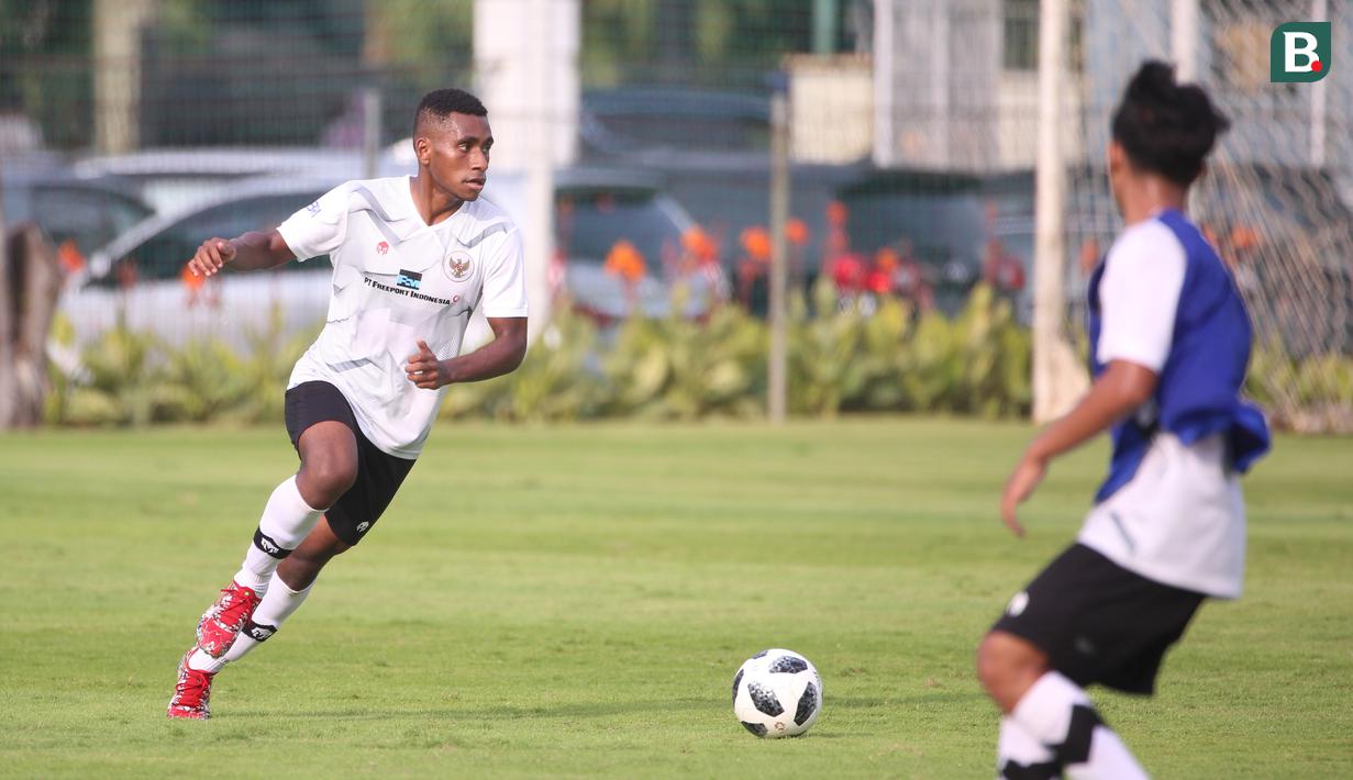 <p>Pemain Timnas Indonesia U-17, Muhammad Iqbal Gwijangge (kiri), mengontrol bola saat sesi latihan internal game di Lapangan ABC, Senayan, Jakarta, Sabtu (15/7/2023). Latihan tersebut digelar guna persiapan menghadapi Piala Dunia U-17 yang akan digelar 10 November hingga 2 Desember 2023 di Indonesia. (Bola.com/Ikhwan Yanuar)</p>
