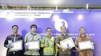 Dua dari kanan, Wakil Rektor III UMM Dr. Sidik Sunaryo.,SH.,M.Si., M.Hum saat menerima Penghargaan Anugerah Kemahasiswaan Kemenristekdikti 2017