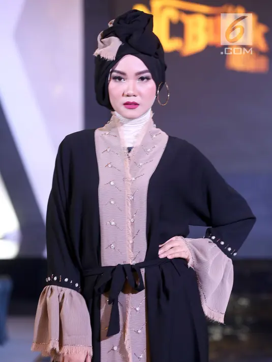Model membawakan busana pada acara Palembang Fashion Week (PFW) 2019 di Palembang Icon, Sumsel, Minggu (10/3). Pagelaran PFW yang digelar ke enam kalinya memiliki dampak pada pertumbuhan pengunjung dan penjualan yang meningkat. (Liputan6.com/Fery Pradolo)