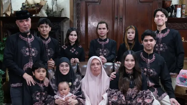 Alyssa Daguise saat lebaran di rumah Ahmad Dhani kompak pakai baju hitam. [@elelrumi]