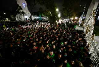 Presiden Prabowo Subianto menyalurkan sembako kepada masyarakat di Sumatra Utara pada malam takbiran Idul Fitri 1447 Hijriah. (Foto: Biro Pers Istana)