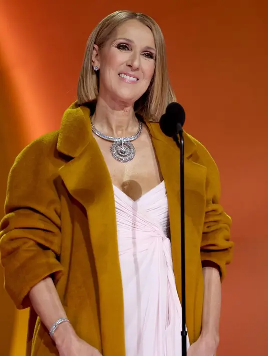 Celine Dion memadukan tampilan berlapis, yang muncul langsung dari runway Valentino Couture SS2024 di Paris, beberapa minggu lalu. [Foto: Instagram/marieclaireitalia]