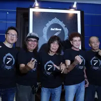 Grup band rock Tanah Air God Bless kembali meluncurkan album. Album Cermin 7 dirilis dengan dominasi materi album Cermin yang dirilis pada tahun 1980 silam. (Nurwahyunan/Bintang.com)