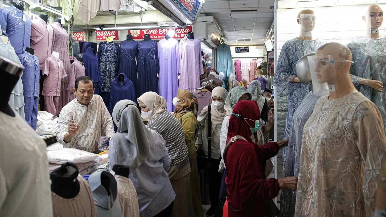 FOTO: Ramadhan, Penjualan Busana Muslim di Pasar Tanah Abang Meningkat