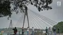 Sejumlah wisatawan menikmati pemandangan di jembatan Barelang di Batam, Kepri (15/4). Jembatan Barelang adalah singakatan dari Batam, Rempang, dan Galang. (Liputan6.com/Herman Zakharia)