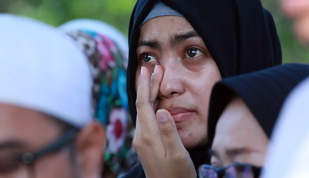 Begitu juga istri Narji, Widiyanti, raut kesedihan saat dirumah yang selalu disamping jenazah hingga di peristirahatan terakhir ayah mertuanya. (Adrian Putra/Bintang.com)