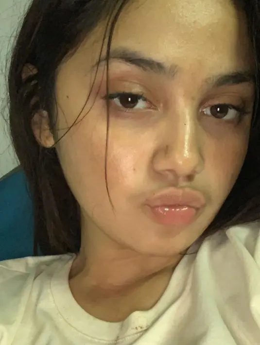 Syuting di hutan, Syifa Hadju bagikan potret dirinya sebelum dan setelah syuting berlangsung. Meski tanpa makeup dan tampil sederhana, bintang sinetron Mermaid In Love ini tetap cantik. Totalitas berikan yang terbaik mulai dari peran, makeup, hingga kostum, artis kelahiran 13 Juli 2000 ini banjir pujian dari publik. (Liputan6.com/IG/@syifahadjureal)
