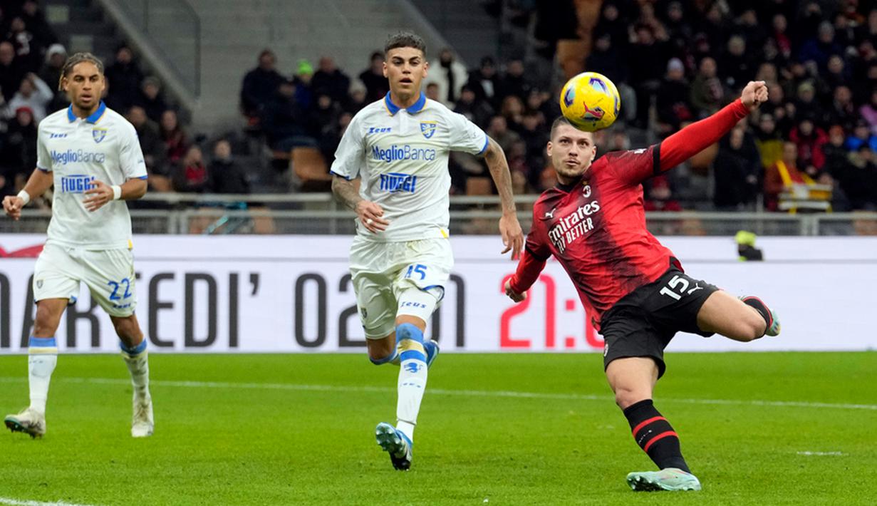 Tuan rumah banyak menekan sejak menit pertama. (AP Photo/Luca Bruno)