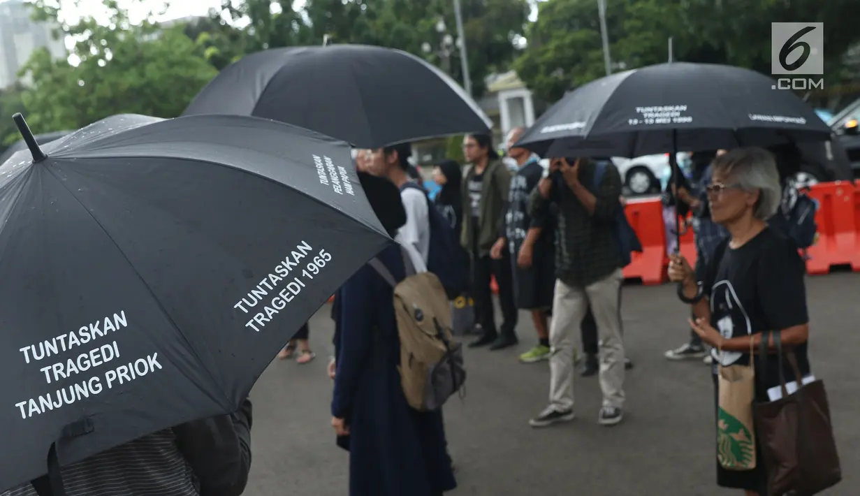Jaringan Solidaritas Korban melakukan aksi Kamisan ke-562 di depan Istana Merdeka, Jakarta, Kamis (15/11). Mereka meminta pemerintah segera menyelesaikan kasus pelanggaran HAM berat masa lalu khususnya Tragedi Semanggi 1. (Liputan6.com/Helmi Fithriansyah)