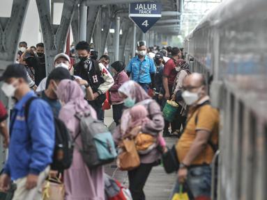 Penumpang turun dari kereta api jarak jauh setibanya di Stasiun Pasar Senen, Jakarta Pusat, Senin (9/5/2022). PT Kereta Api Indonesia (KAI) mengungkapkan gelombang arus balik pemudik pada H+7 Lebaran 2022 terpantau masih tinggi. Tercatat sebanyak 40.800 penumpang tiba pada hari Senin ini dikarenakan penundaan waktu sekolah dan pelaksanaan Work From (WFH). (merdeka.com/Iqbal S Nugroho)