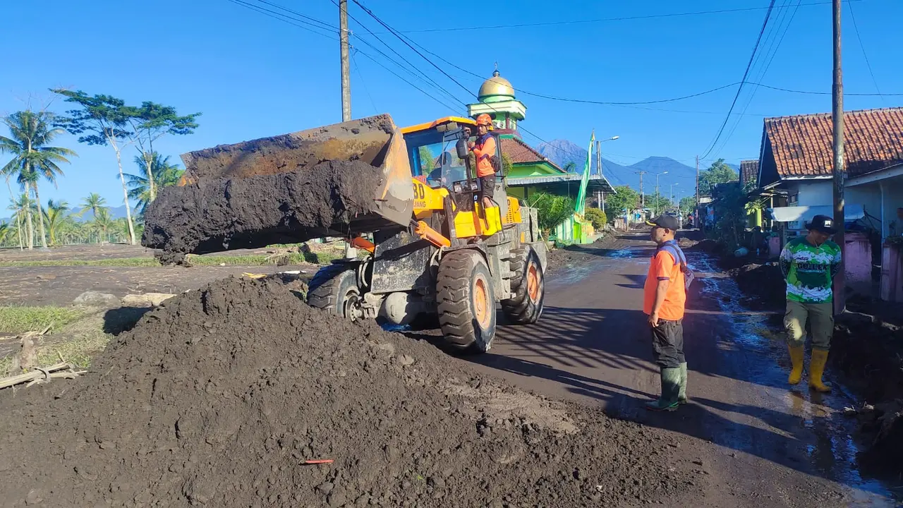 Proses pembersihan material lumpur banjir lahar dingin Gunung Semeru di Kecamatan Pasirian Lumajang (Istimewa)