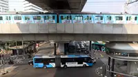 MRT dan bus TransJakarta melintas di Jakarta, Kamis (11/8/2022). Gubernur DKI Jakarta Anies Baswedan menetapkan paket tarif integrasi untuk layanan transportasi umum massal yakni TransJakarta, MRT, dan LRT dengan plafon maksimum satu kali perjalanan sebesar Rp 10 ribu. (Liputan6.com/Herman Zakharia)